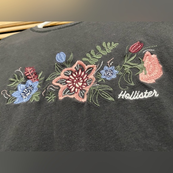 Hollister Long sleeve shirt. Size- Medium - Picture 2 of 4